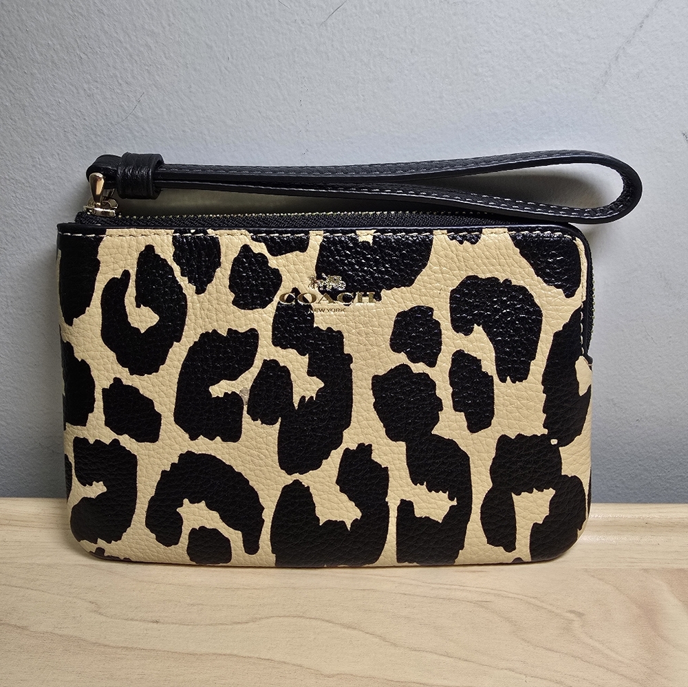 COACH CBP22 Corner Zip Wristlet Leopard Print Leather Limited Edition